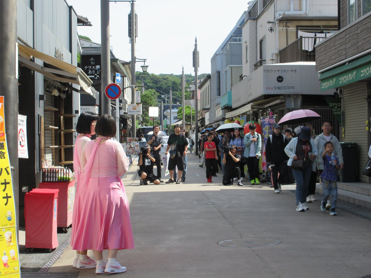 nekosachi803's tweet photo. 鎌倉小町通り散策
阿佐ヶ谷姉妹の撮影に遭遇
2024年7月5日のhttps://t.co/ByTSYJngZQ掲載
＃鎌倉小町通り
#阿佐ヶ谷姉妹 
#LaLuce 
#Omme https://t.co/x17KYwxUlK