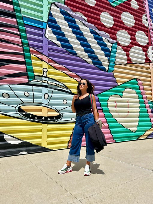 Color me happy in the heart of NYC 🎨🗽 #CityLife #WallArt https://t.co/FR6Znmc7sv<a href="/tag/citylife"class="tags">#CityLife</a><a href="/tag/wallart"class="tags"><span>#wallart</span></a>