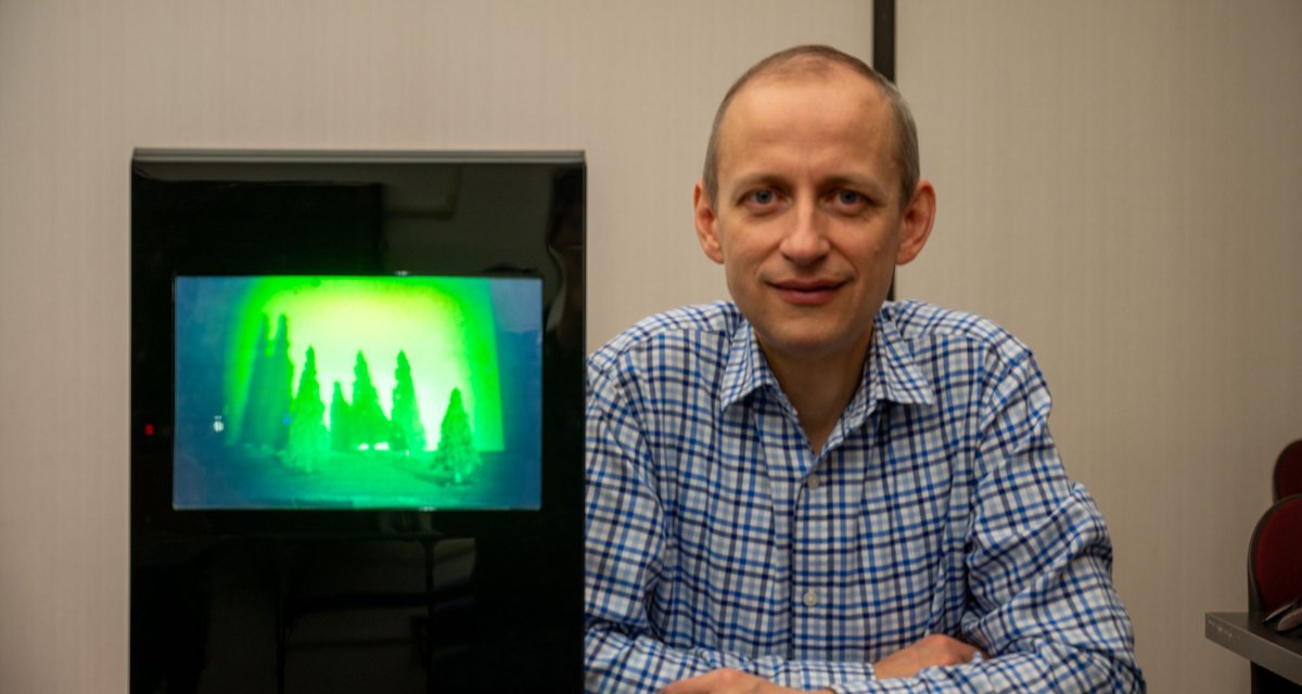 Prof. Emanuel Istrate's one-of-a-kind holography course shifts perspectives and opens minds, blending science with art for a truly unique experience. Read about the Vic course that gives undergrads the chance to make their very own 3D hologram: vic.utoronto.ca/news/holograph… #UofT