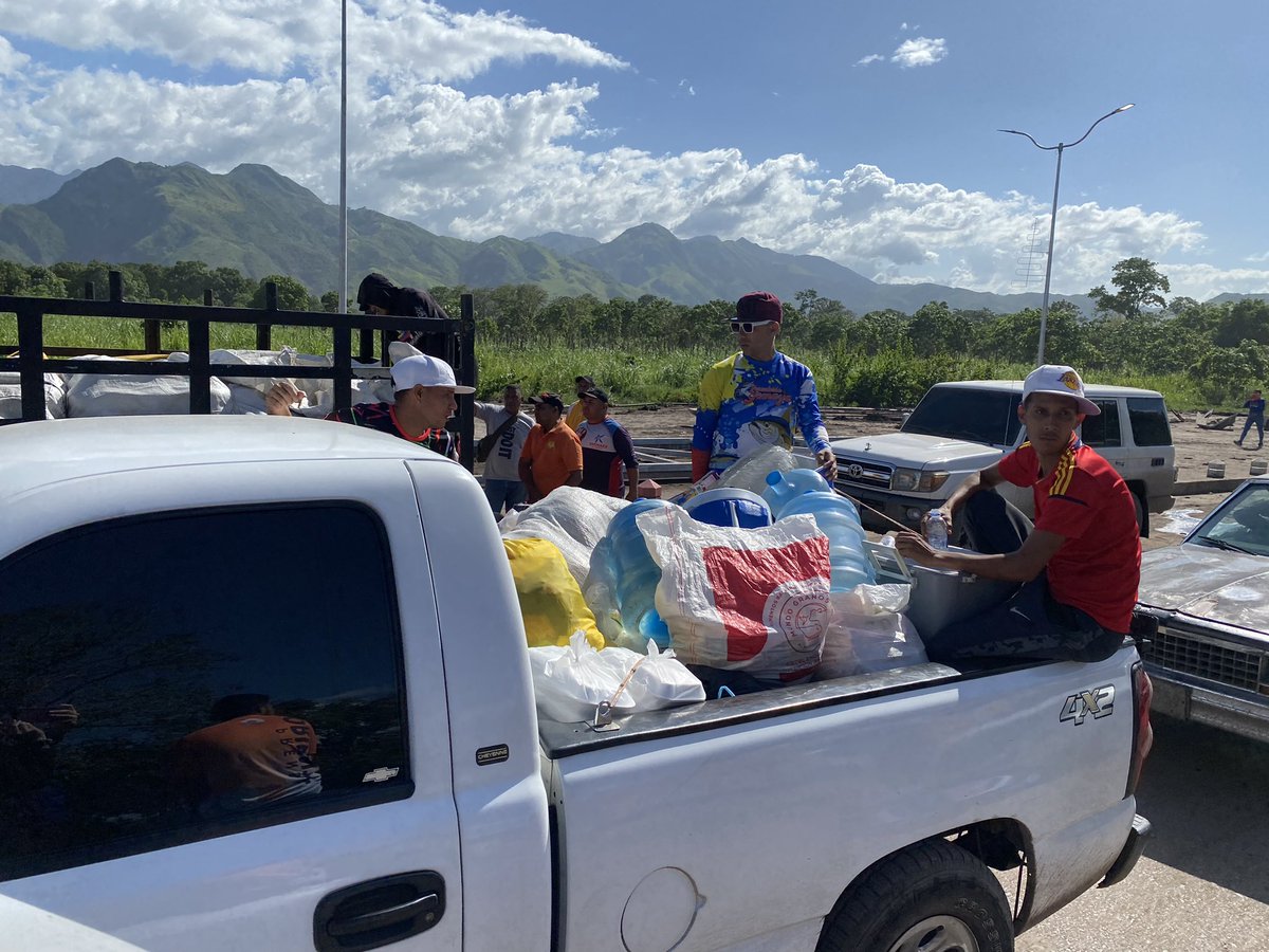 ariana_agreda's tweet photo. #SUCRE | 3:32pm
Ingresando a Cumanacoa, municipio Montes, así está la entrada de este poblado con el recibimiento de sus donaciones. 

- Empresa privada
-Particulares 
- Instituciones del Estado

#Lluvias #Damnificados #04Julio https://t.co/zpBWpGe71w