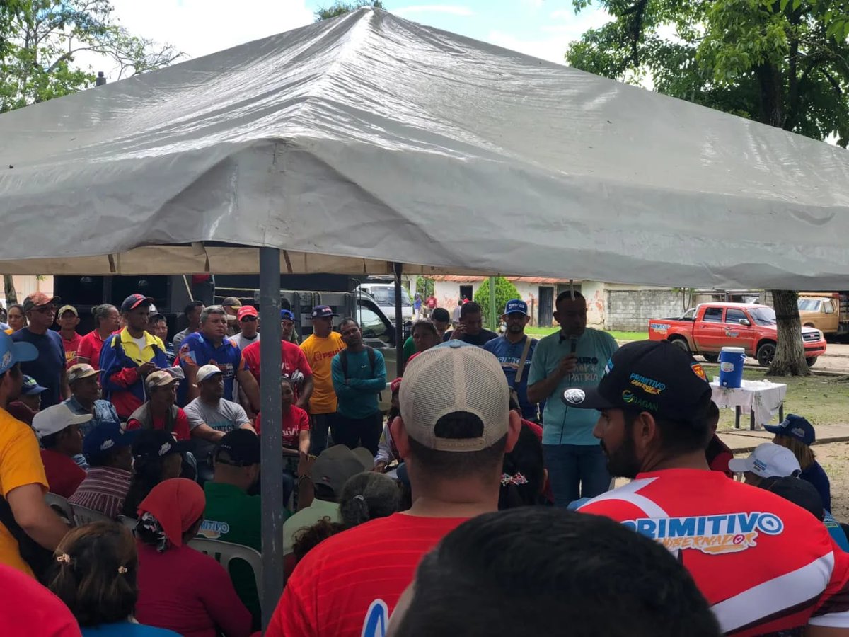 IIndeport's tweet photo. Acompañamiento a nuestro Gobernador Primitivo Cedeño en su visita al municipio Guanarito, donde ser realizó el encuentro con las estructuras, base de musiones y equipos de trabajo de la revolución
.
@nicolasmaduro 
@mervinmaldonado 
@primitivo_cedeno 
@spsportuguesa 
@DuqueEduard https://t.co/cjftigqj3L
