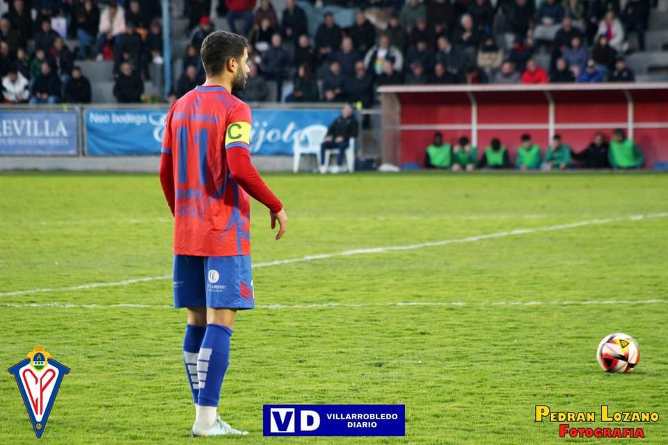Hoy me despido de la que considero mi casa el <a href="/CPVillarrobledo/">Don Octavio CP Villarrobledo 🐺❤️💙</a>. Ha sido un placer volver a correr la banda del mejor campo de la región y donde me he sentido muy querido en las 2 etapas que he estado. Gracias a mis compañeros cuerpo técnico y afición ⚽️💪⚒️ 🔴🔵