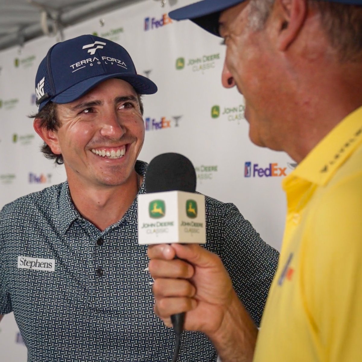 pgatouresp's tweet photo. Cuando te entrevista tu coach. 🎙️😅

Esta semana, @HernanReyGolf cumple rol doble: coach de @Nicolas_Ech y analista en el campo para @PGATOURLIVE en Español. https://t.co/vm3hXo4BZW