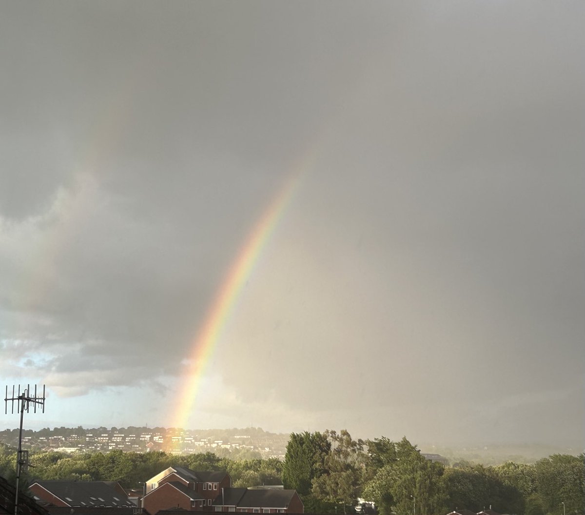 ⁦<a href="/ChadWeather/">Oldham Weather</a>⁩ perfect weather for rainbows 🌈 tonight !