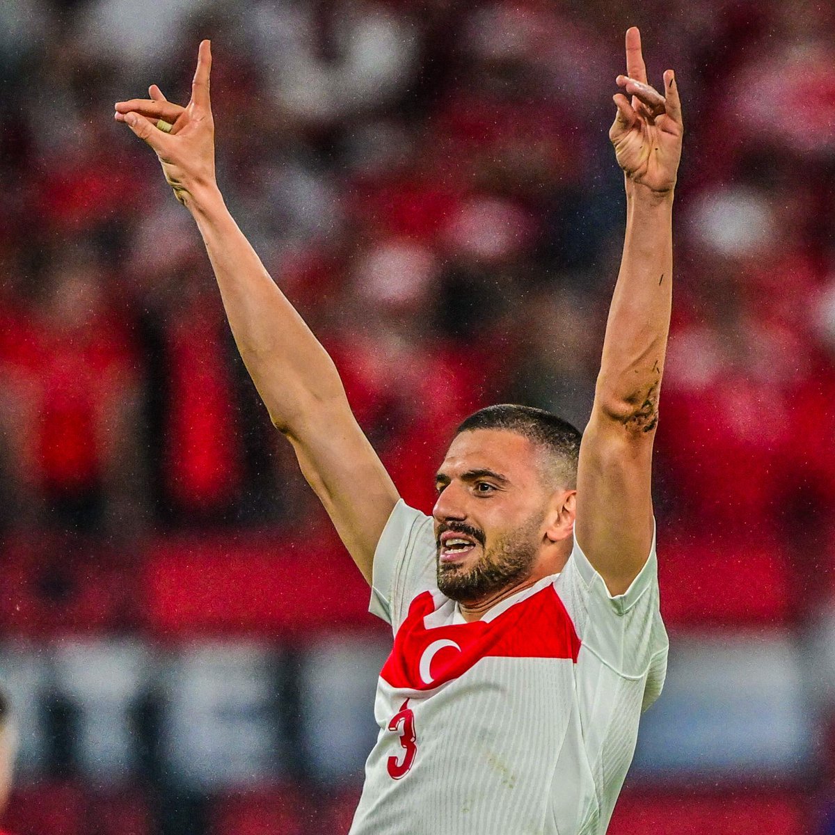 lestacticiens1's tweet photo. UEFA “Sırpları ve Makedonları öldürün” şarkısını söyleyen Mirlind Daku ve bozkurt işareti yapan Merih Demiral’a 2 maç ceza verdi. Cinsel organını gösteren Jude Bellingham 20 bin Euro ceza aldı. Düşünceleriniz? https://t.co/5WWG3C19q8