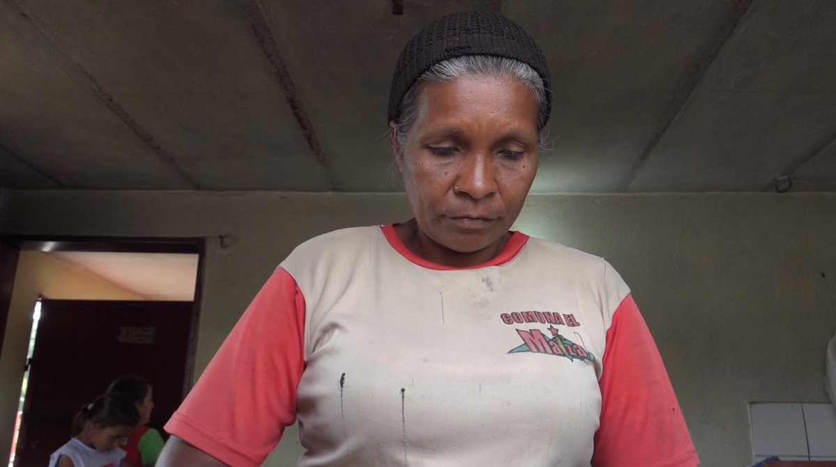 cine_escuela's tweet photo. ¡Es hoy! La "Pupila Asombrada", programa de la TV Cubana transmite el documental venezolano "Nostálgicas del futuro" que retrata el feminismo popular - la imagen más exacta de la revolución bolivariana pero también la más invisible. 
¡Un abrazo a nuestro hermano @OmarValinoCedre! https://t.co/zf43QX6uK8