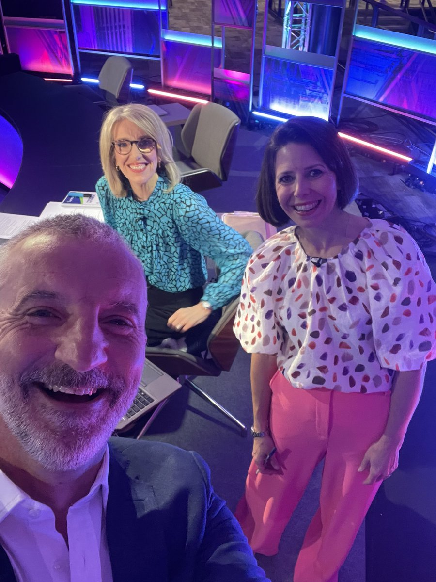 Barod i fynd ar raglan etholiad @s4c. Mi fydd y tri ohonom efo chi drwy’r noson yn dod a’r holl ganlyniadau a chyffro.