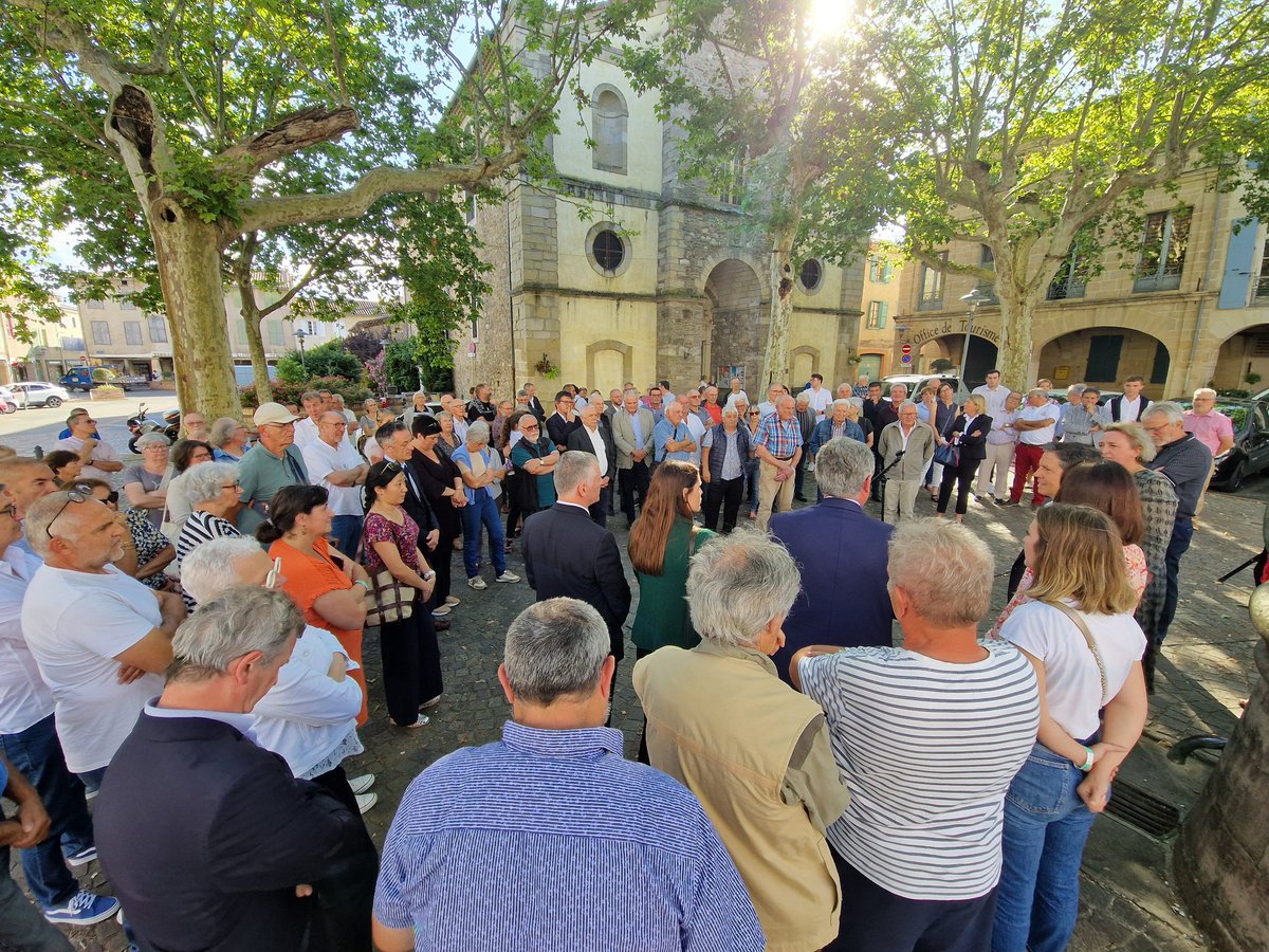 PBonnecarrere81's tweet image. Tout part du terrain. 
Autour de #Marianne nous nous sommes rassemblés.
Symbole de la #République, elle nous unit, citoyens venus d&apos;horizons politiques différents. 
J&apos;ai voulu lors de ce rassemblement porter un message POUR . Ce dimanche nous votons POUR la République !