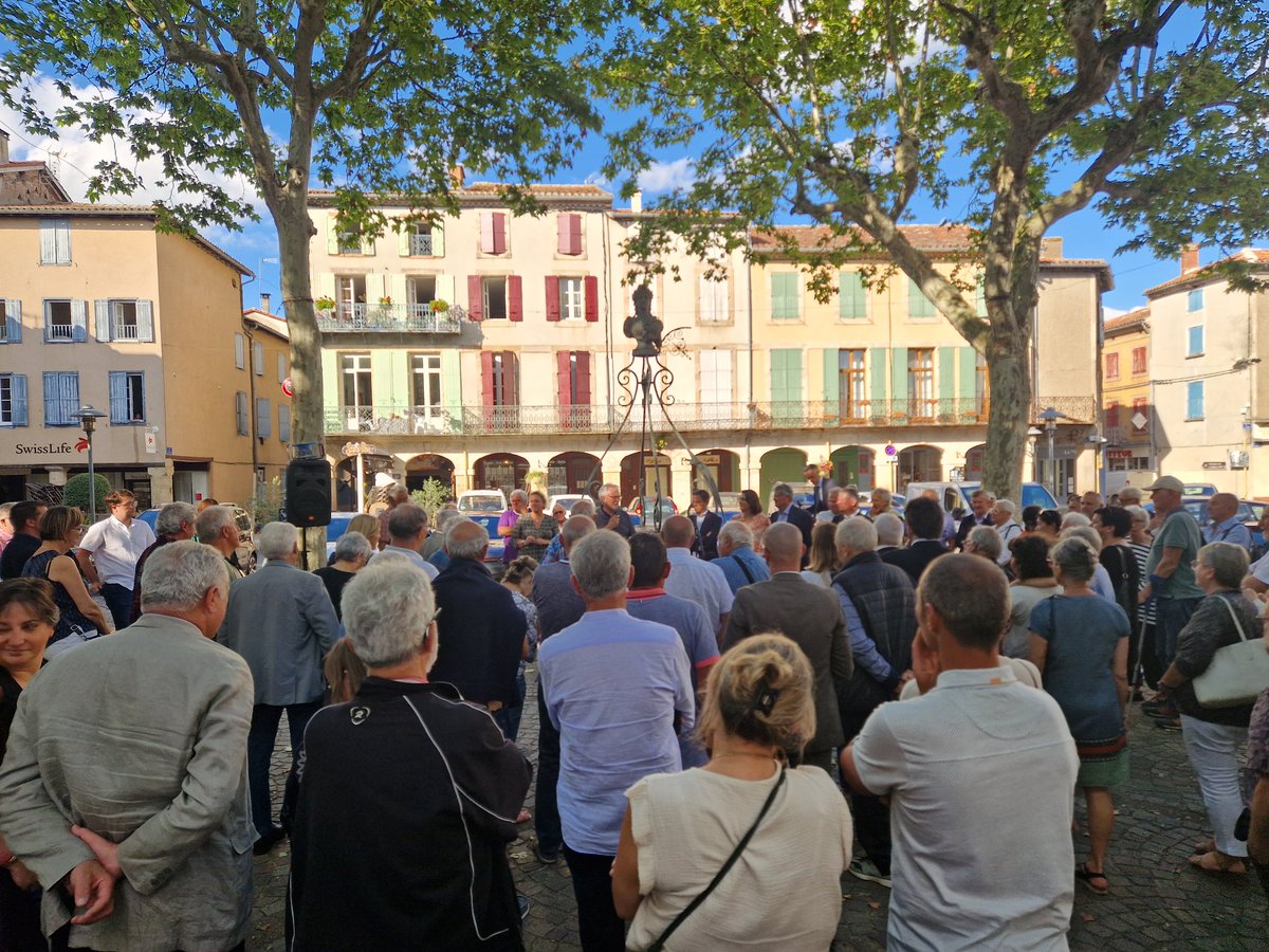 PBonnecarrere81's tweet image. Tout part du terrain. 
Autour de #Marianne nous nous sommes rassemblés.
Symbole de la #République, elle nous unit, citoyens venus d&apos;horizons politiques différents. 
J&apos;ai voulu lors de ce rassemblement porter un message POUR . Ce dimanche nous votons POUR la République !