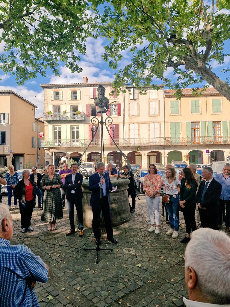 PBonnecarrere81's tweet image. Tout part du terrain. 
Autour de #Marianne nous nous sommes rassemblés.
Symbole de la #République, elle nous unit, citoyens venus d&apos;horizons politiques différents. 
J&apos;ai voulu lors de ce rassemblement porter un message POUR . Ce dimanche nous votons POUR la République !