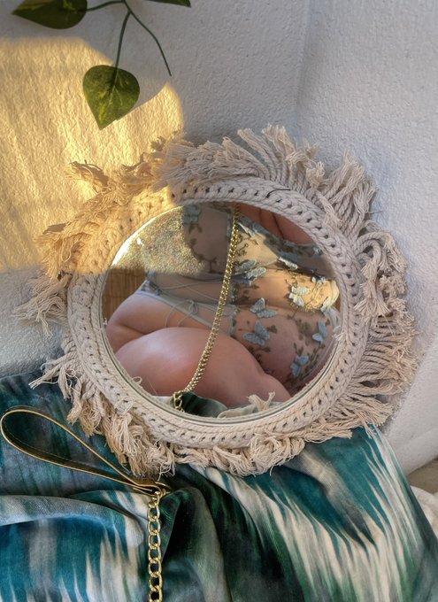 La s&eacute;rie que je poste en ce moment sur ma plateforme priv&eacute;e c&rsquo;est un banger https://t.co/87dgElHA0e