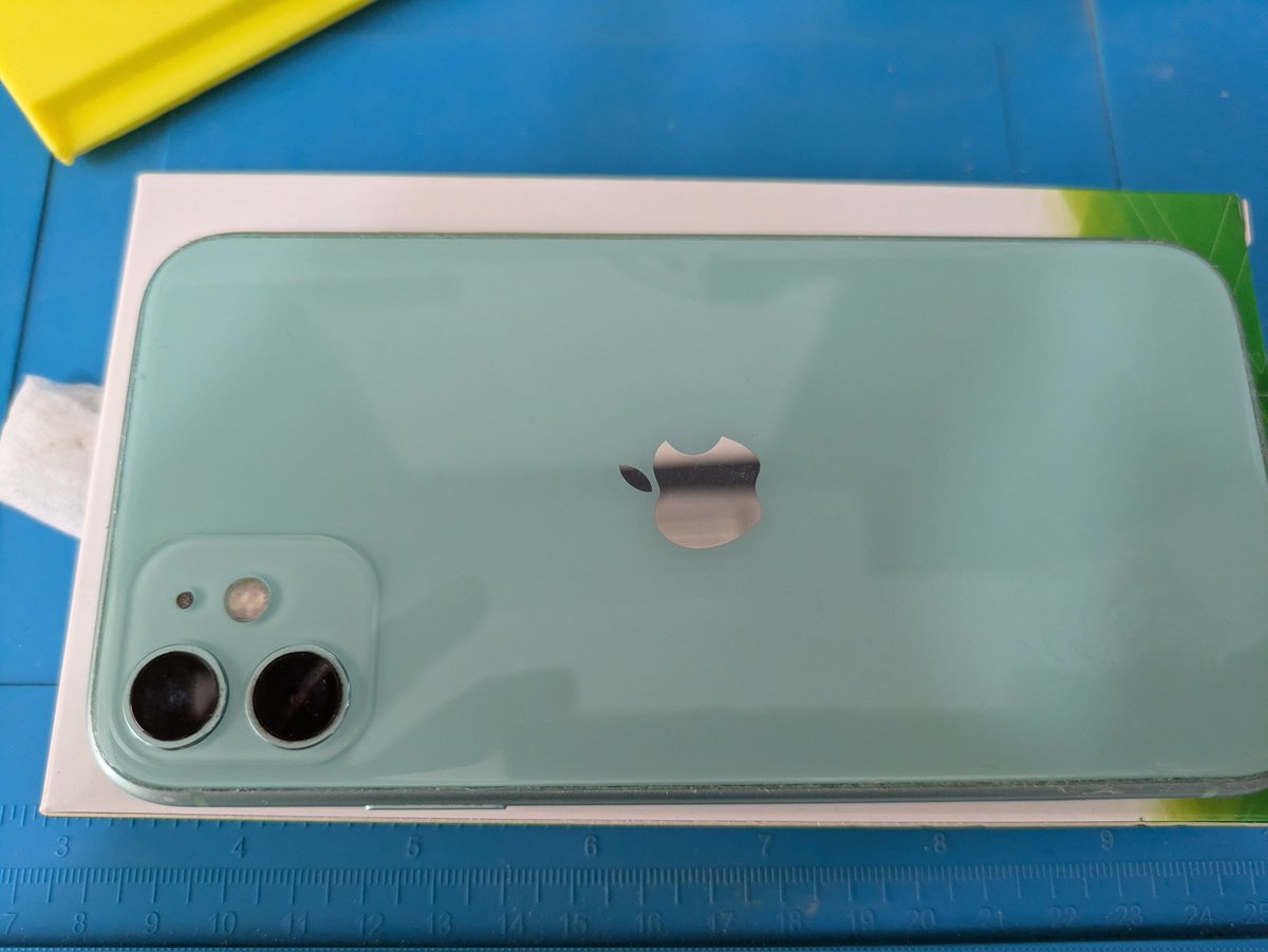 Cambio de batería y cristal trasero de iPhone 11. Para cambiar el cristal trasero era necesario vaciar por completo todos los componentes internos y aplicar calor a 450° sobre el cristal de la carcasa para despegar el pegamento, con especial cuidado al llegar el módulo de cámaras