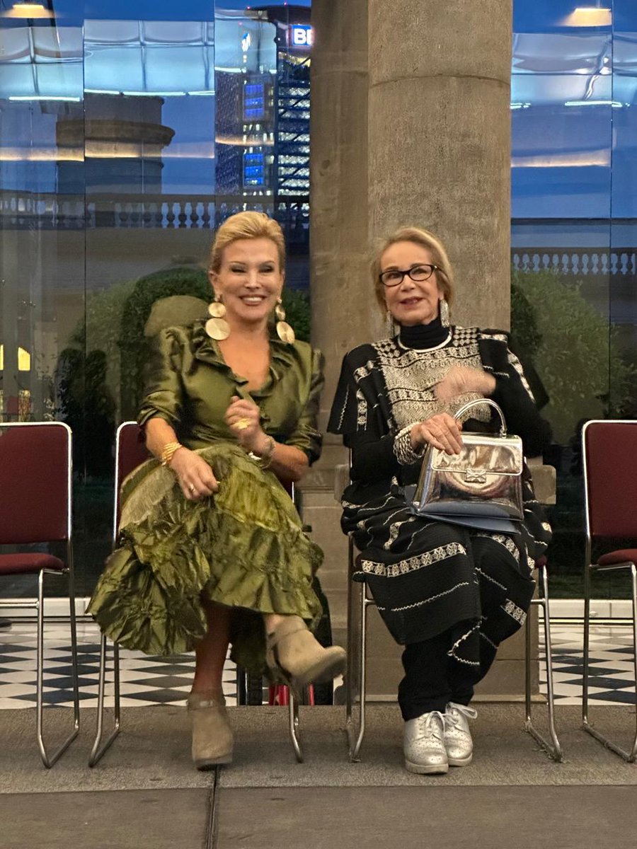 gloaeza's tweet image. Raquel Besudo y @gloaeza en el #CastillodeChapultepec