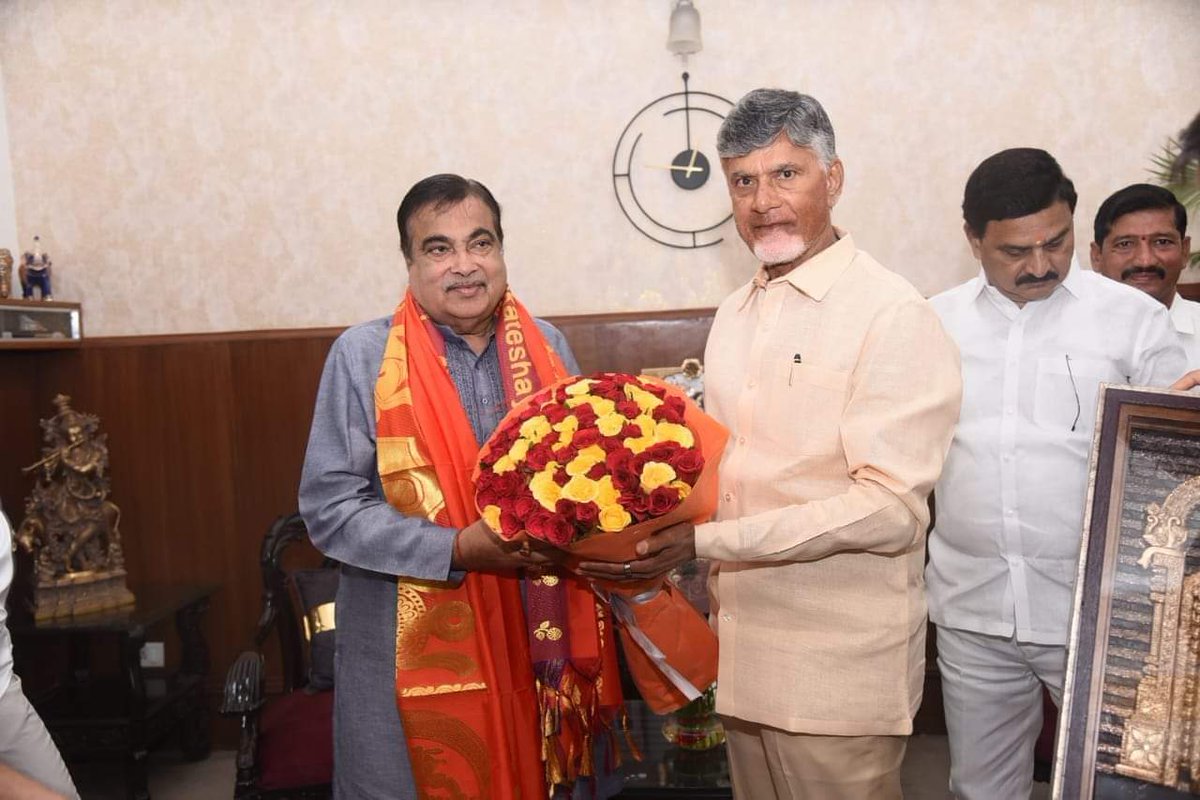 iTDP_Anakapalli's tweet photo. అనుకున్నది సాధించే వరుకు వదలని విక్రమార్కుడు..... చంద్రన్న ఈ అయిదు ఏళ్లలో ఆంధ్ర రాష్ట్రం ముఖ చిత్రం.... మునుపేన్నడూ లేని విధంగా మారుతుంది. దేశ చరిత్రలో అమరావతి గొప్ప స్థానం సంపాదించుకోబోతుంది.
#ChandrababuNaidu
#delhi #NarendraModiji #AmitShah
#NitinGadkari #apmp
#iTDPforTDP https://t.co/ozbobood6c