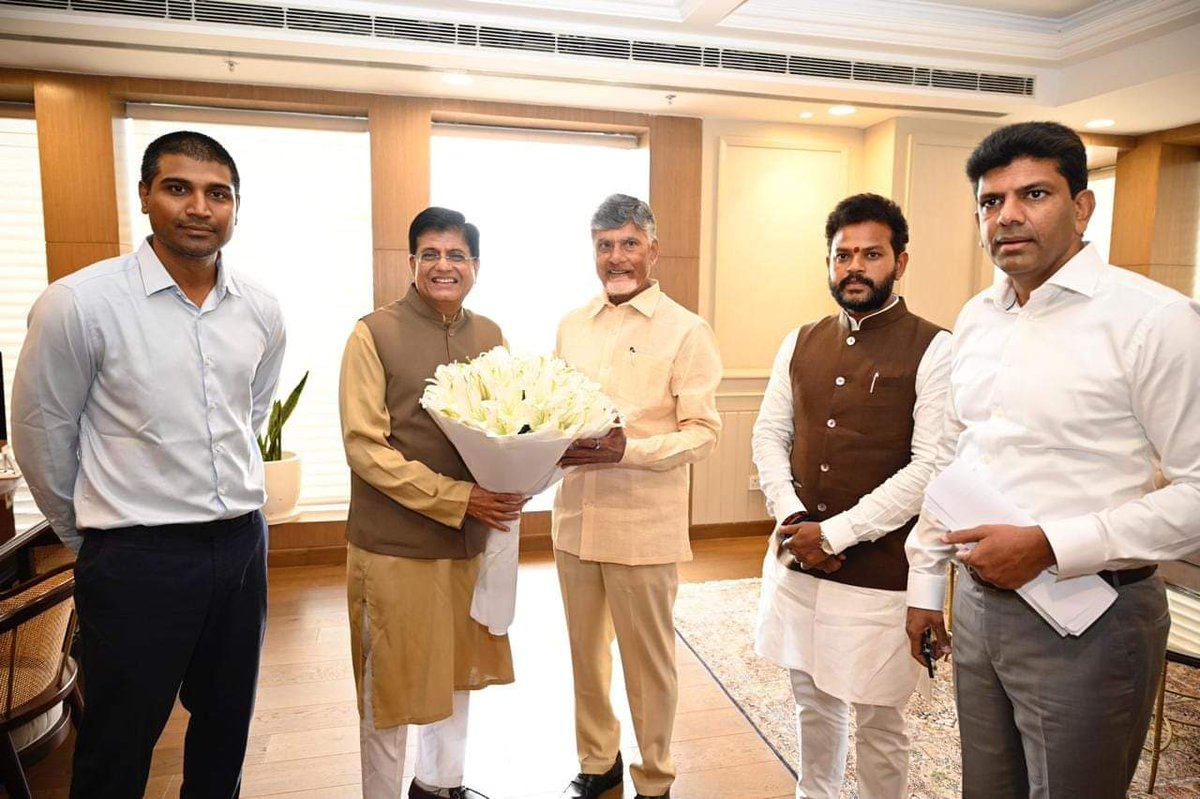 iTDP_Anakapalli's tweet photo. అనుకున్నది సాధించే వరుకు వదలని విక్రమార్కుడు..... చంద్రన్న ఈ అయిదు ఏళ్లలో ఆంధ్ర రాష్ట్రం ముఖ చిత్రం.... మునుపేన్నడూ లేని విధంగా మారుతుంది. దేశ చరిత్రలో అమరావతి గొప్ప స్థానం సంపాదించుకోబోతుంది.
#ChandrababuNaidu
#delhi #NarendraModiji #AmitShah
#NitinGadkari #apmp
#iTDPforTDP https://t.co/ozbobood6c