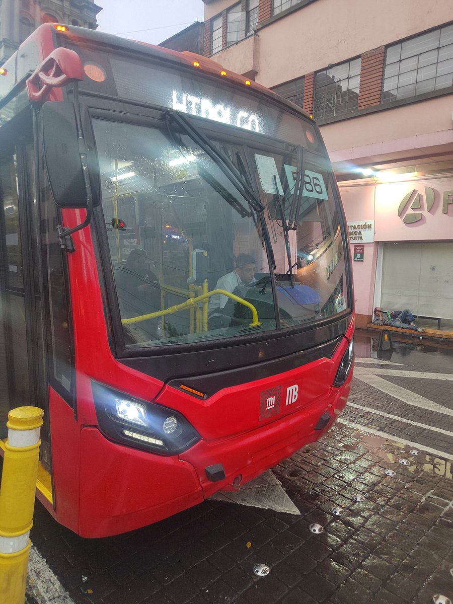 RubiJimene49540's tweet photo. @MetrobusCDMX capaciten a sus operadores estamos bajo el agua y la unidad no nos quiso abrir las puertas en teatro blanquita esta en la parada y la unidad con muy poca  gente https://t.co/a3UOoGT1Pd