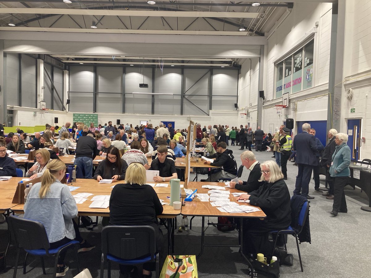 Just shy of 2am and the hall has thinned out. Only obvious colours are red rosettes and a few blues