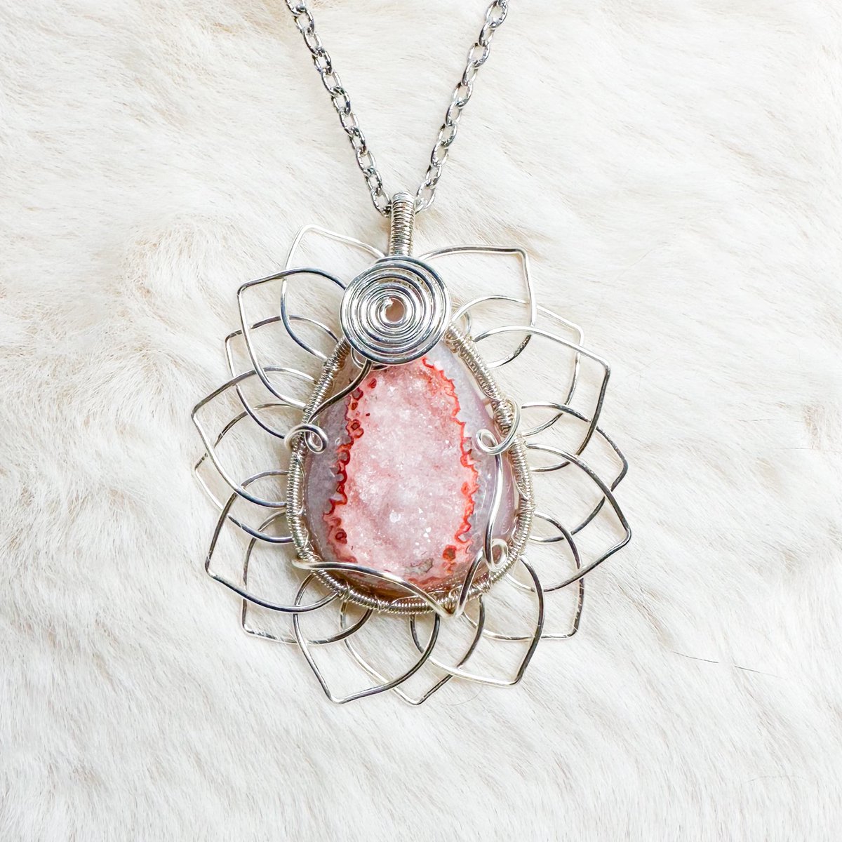 pink druzy agate sunflower necklace 🩷🌻

apart of my “pink pony club” collection coming Friday July 5th at 8pm eastern time