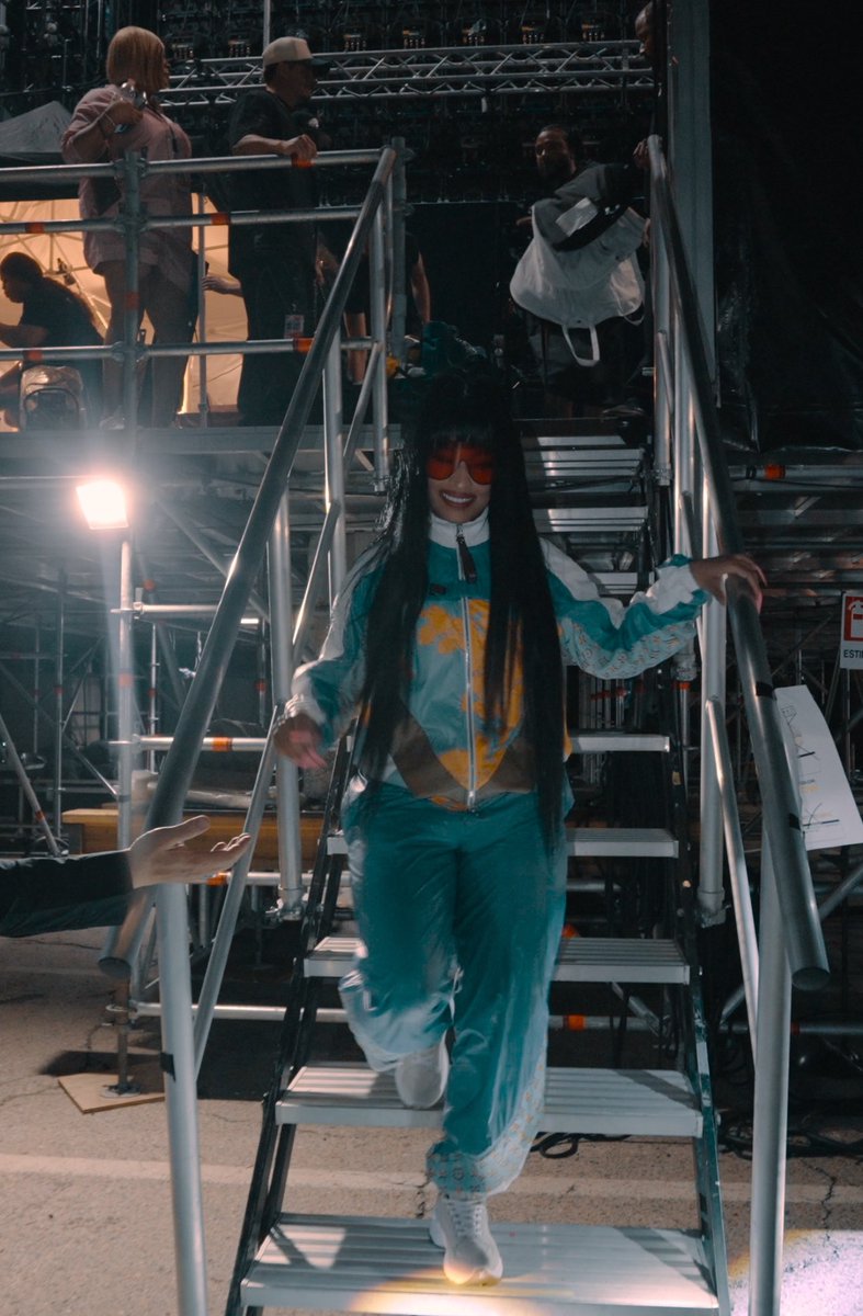 NICKIMINAJ's tweet image. Me gettin on btchs nerves all day 👑