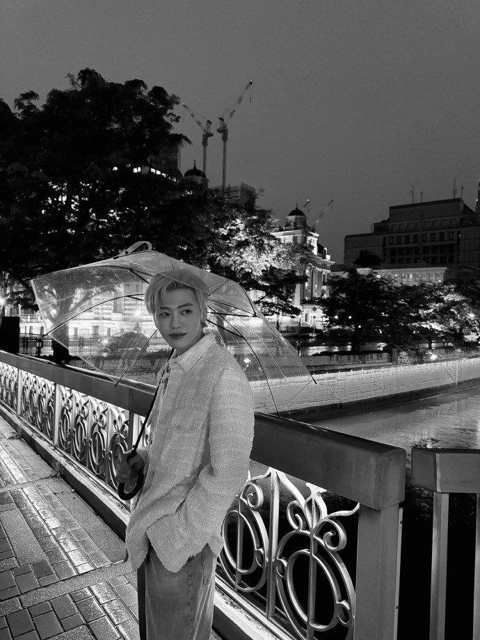 나는 채워져야 할 흑백 캔버스일 뿐이다.