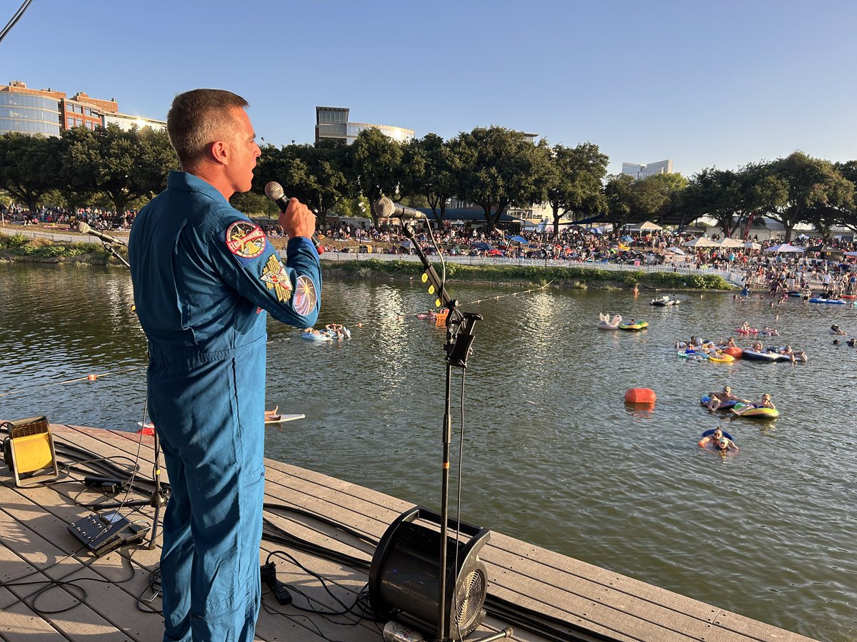 StevenDialFox4's tweet photo. Hello from Fort Worth’s Fourth! 🎇
They gave me and @HeatherInTheMix the mic tonight. I will also be live after soccer at 10p.  @FOX4 @MayorMattie https://t.co/KWYw6jXvKl