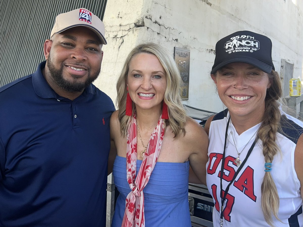 StevenDialFox4's tweet photo. Hello from Fort Worth’s Fourth! 🎇
They gave me and @HeatherInTheMix the mic tonight. I will also be live after soccer at 10p.  @FOX4 @MayorMattie https://t.co/KWYw6jXvKl