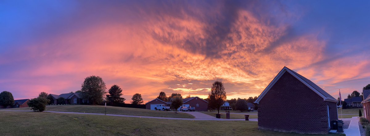 Spectacular sunset tonight in Montgomery County, KY!  <a href="/Kentuckyweather/">Chris Bailey</a>