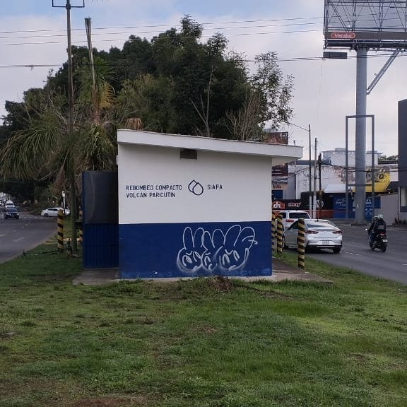 CarlosTorresLu's tweet photo. 💧💧#SIAPAInforma💧💧
Referente a los trabajos coordinados que se llevaron a cabo por parte de CFE y SIAPA, en la Col. El Collí, donde se encuentra el Rebombeo Paricutín, derivado de las afectaciones de las lluvias del pasado martes, lo cual ocasionó caída de árboles y postes. https://t.co/qiu7bD4kpu