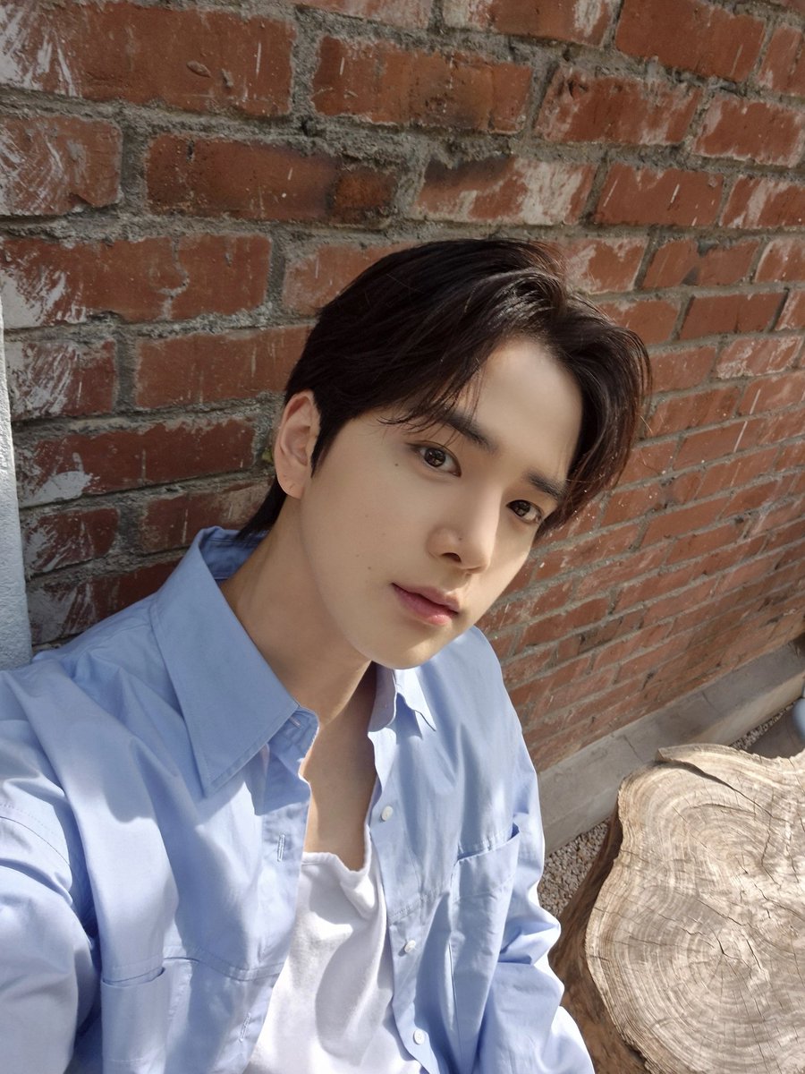 Good morning awali pagi kalian dengan melihat orang cakep, ngobrol dong dah pada nyabu belom?