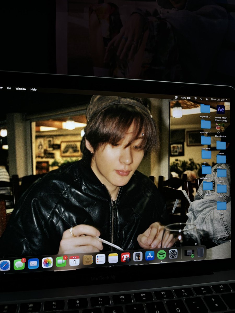 antoncaptor's tweet image. pronto 😫 amar é algo