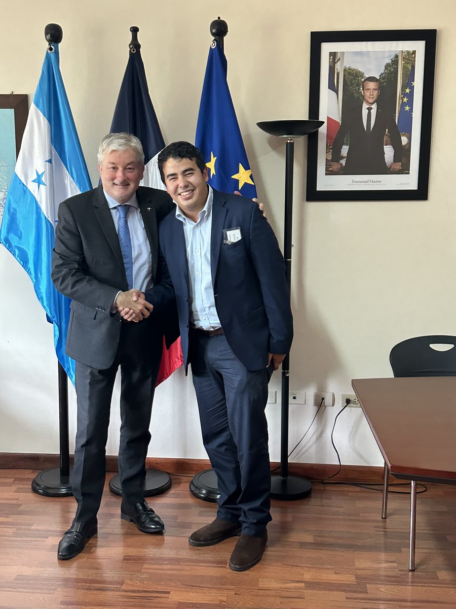 Aprecio y reconozco el apoyo del embajador <a href="/prieto_cedric/">Cédric Prieto</a> al movimiento climático juvenil en Honduras. Estamos trabajando junto a <a href="/sustentahn/">Sustenta Honduras</a> y <a href="/EmbaFrancia_Teg/">La France au Honduras</a> en montar la primera red rural de monitoreo de calidad de aire en Honduras.
#AireLimpioHonduras