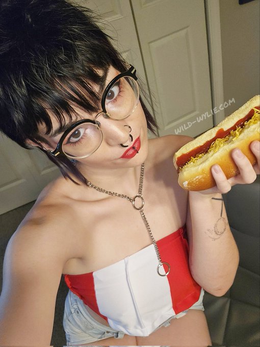 Wanna stick ur wiener in my mouth?  Ill be live in 30! https://t.co/Y8aDHBiA9W