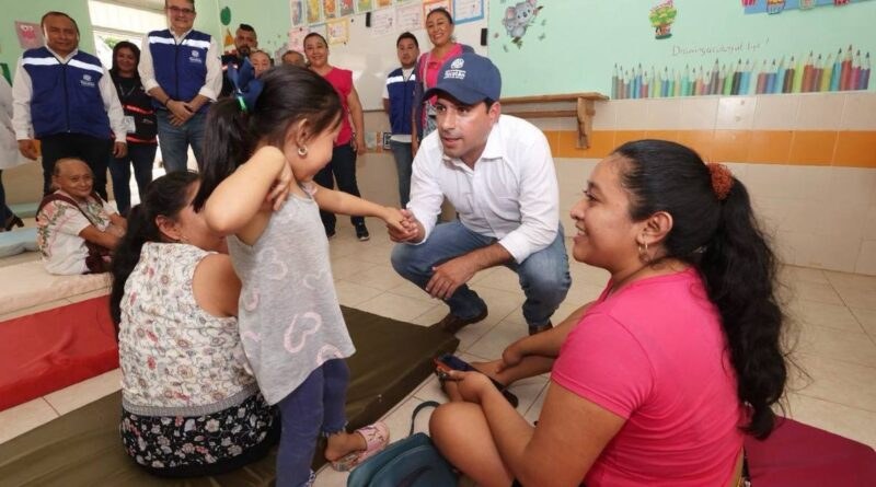 Mérida, Yucatán, 4 julio 2024.- Los habitantes de las localidades donde se prevé cruzará el huracán Beryl cuentan con el respaldo del Gobernador quien este día hizo un recorrido de supervisión para verificar el funcionamiento de los albergues temporales que el Gobierno del Estado