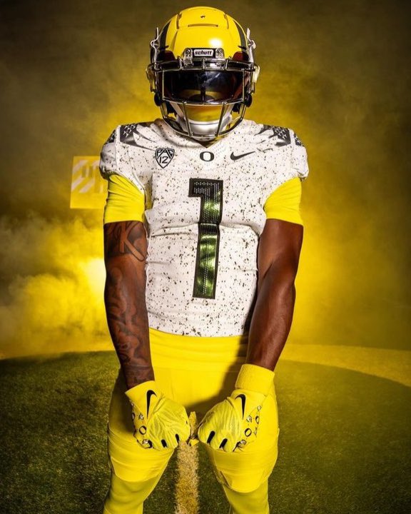 PFF_College's tweet image. Five Star WR Dakorien Moore has committed to Oregon, per @Hayesfawcett3

Moore is the #1 WR in the 2025 class, per @On3sports
