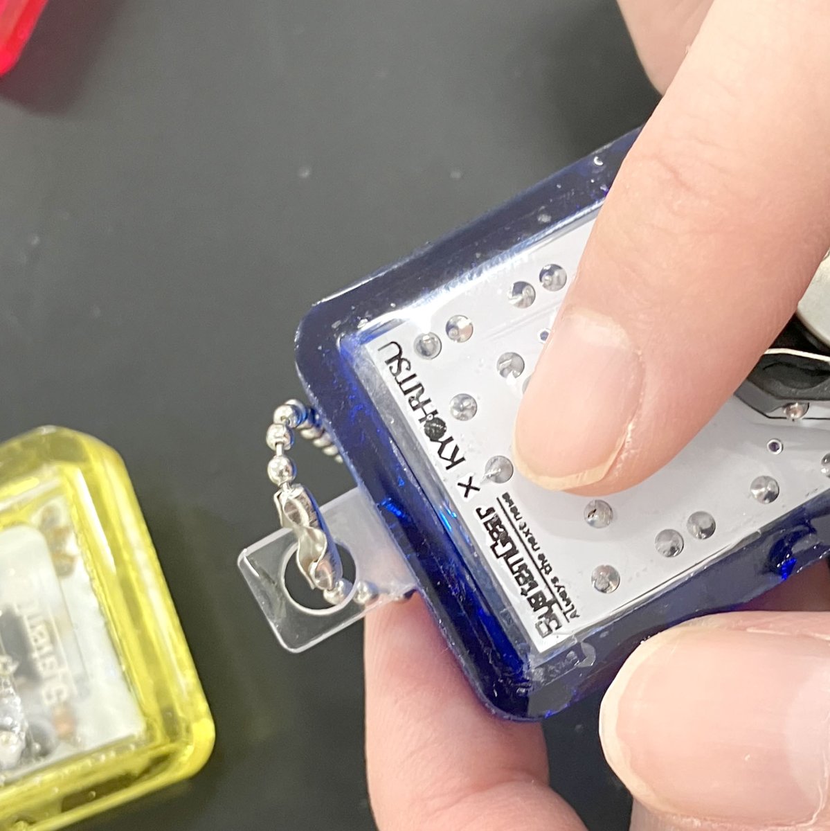 「光るキーホルダー」でございますが、でんでんタウンの共立電子産業様との共同企画（規格🧐）なのでございますのよ🌹おなじみの共立電子産業様のロゴマークもしっかり入っておりますわよ🌹
先般、でんでんタウンに向かいましたのはこちらのためでございましたよ🤭
#テックシーカー