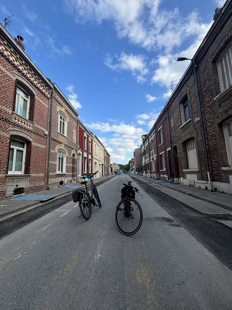 Head_the_ed's tweet photo. Des travaux dans Amiens, et donc des rues qui sont inaccessibles aux voitures pendant quelques temps… quel espace! #velotaf https://t.co/2C3NeyGGi5