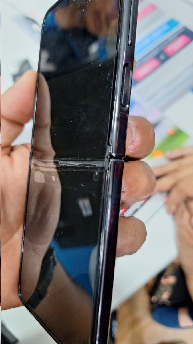 falvaradol's tweet photo. 20 días de uso z flip4 @SamsungLatin @SamsungMobileCO es justo que sigan comercializado equipos que reportan esta falla en todo el Mundo? https://t.co/nrv5HVazG3