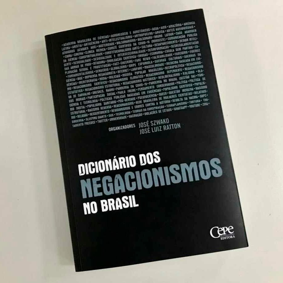 iserrapilheira's tweet image. 🤓 Negacionismo científico: neste #SerrapilheiraIndica, Michel Chagas, do Serrapilheira, recomenda “Dicionário dos negacionismos no Brasil”, organizado por José Szwako. A obra reúne verbetes relacionados a negacionismos, ataques às ciências e à democracia.