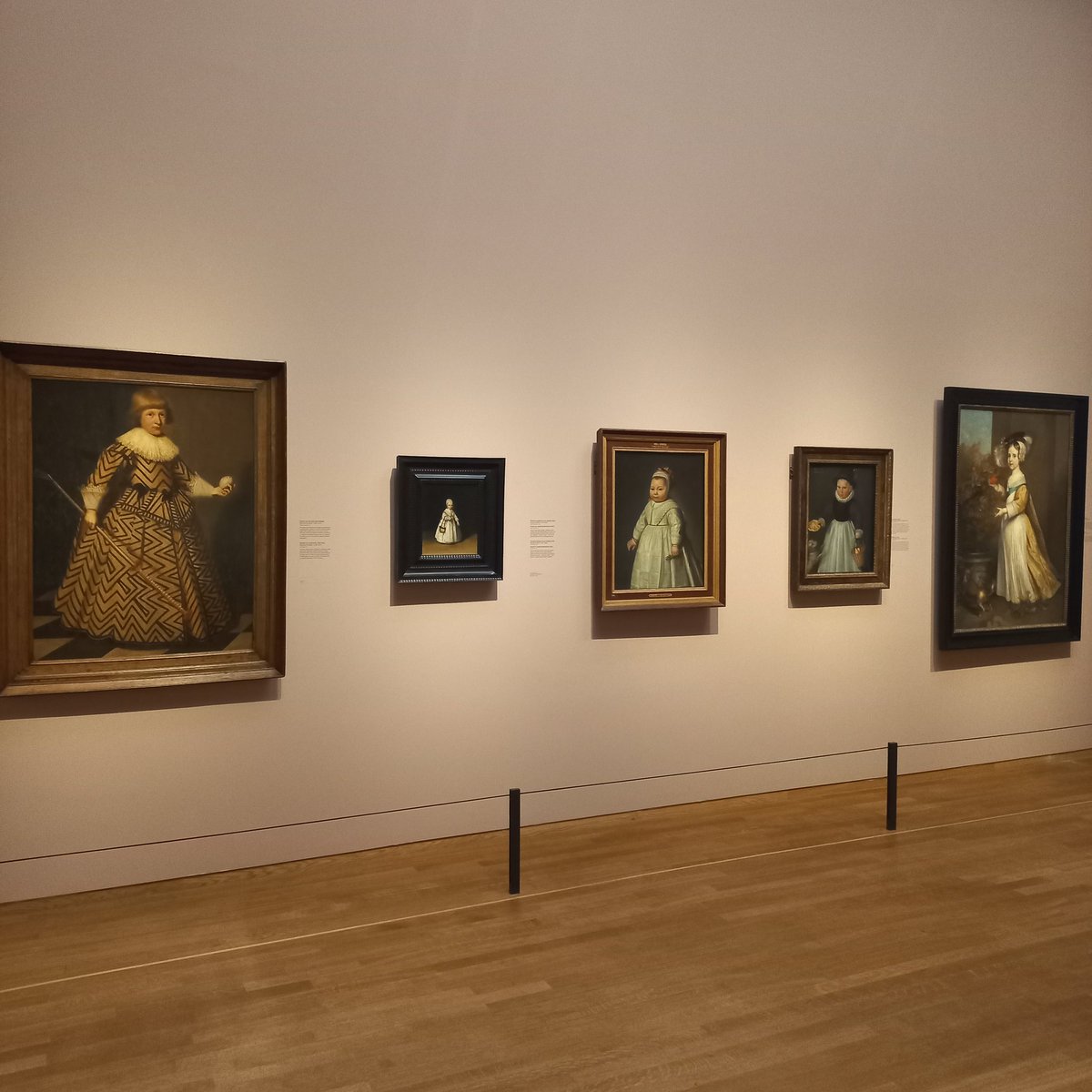 Opening tentoonstelling 'Point of view' over gender in het <a href="/rijksmuseum/">Rijksmuseum</a>. Met een kleine zaal met 17de-eeuwse kinderportretten met meisjes en jongens in rokken. Een leuke verrassing: een zaal met 17de eeuwse kanten kragen.