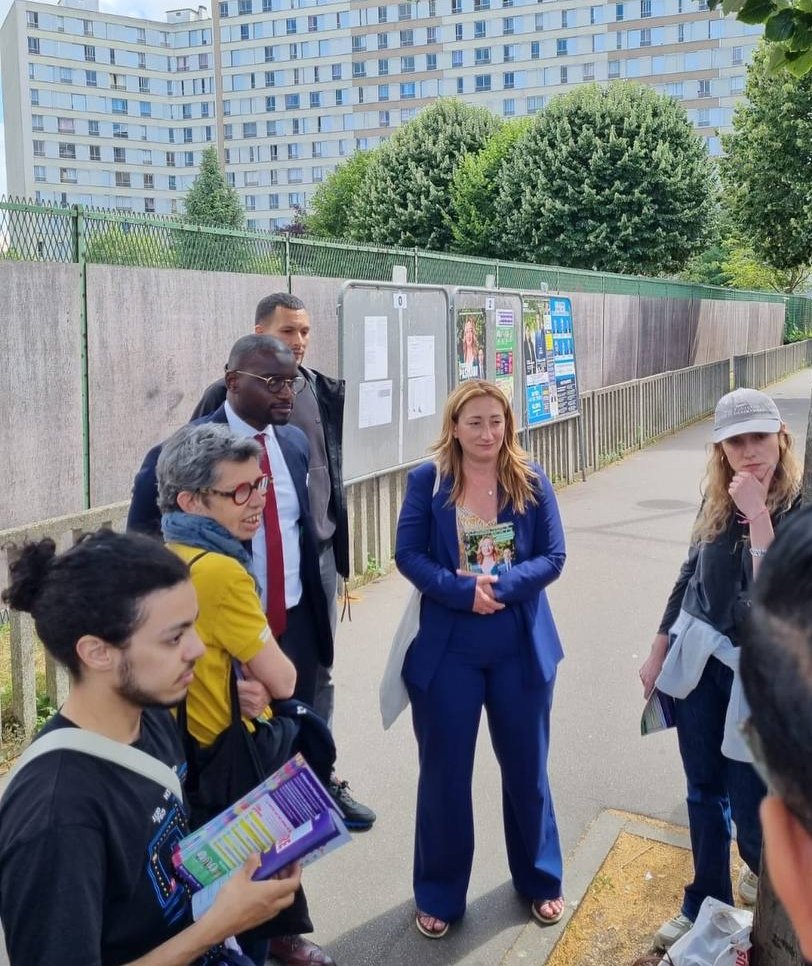 FMPasquini's tweet image. Cet après midi @BilongoCarlos nous a rejoint pour une déambulation.
Le #nouveaufrontpopulaire unis ses forces sur le terrain comme à l'@AssembleeNat !