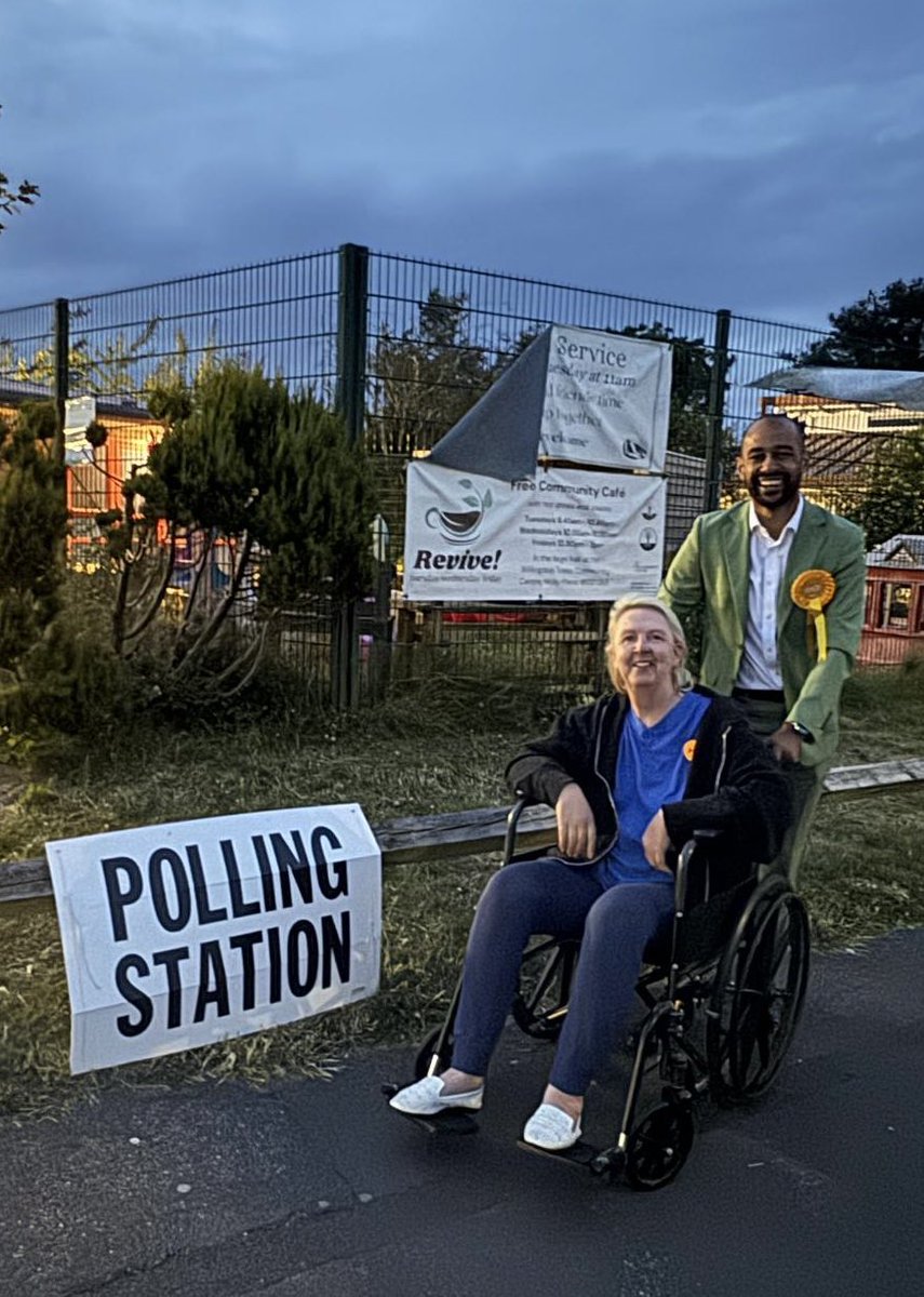 JoshBabarinde's tweet image. 🗳️Why we knock until the last minute!

At 9.45, we met Kerrie-Ann who lives on the road I grew up on who couldn’t go to vote as she had no-one to wheel her to her polling station, just a few minutes away. 

🦽 I promised I’d get her there and back in one piece, and so off we went…