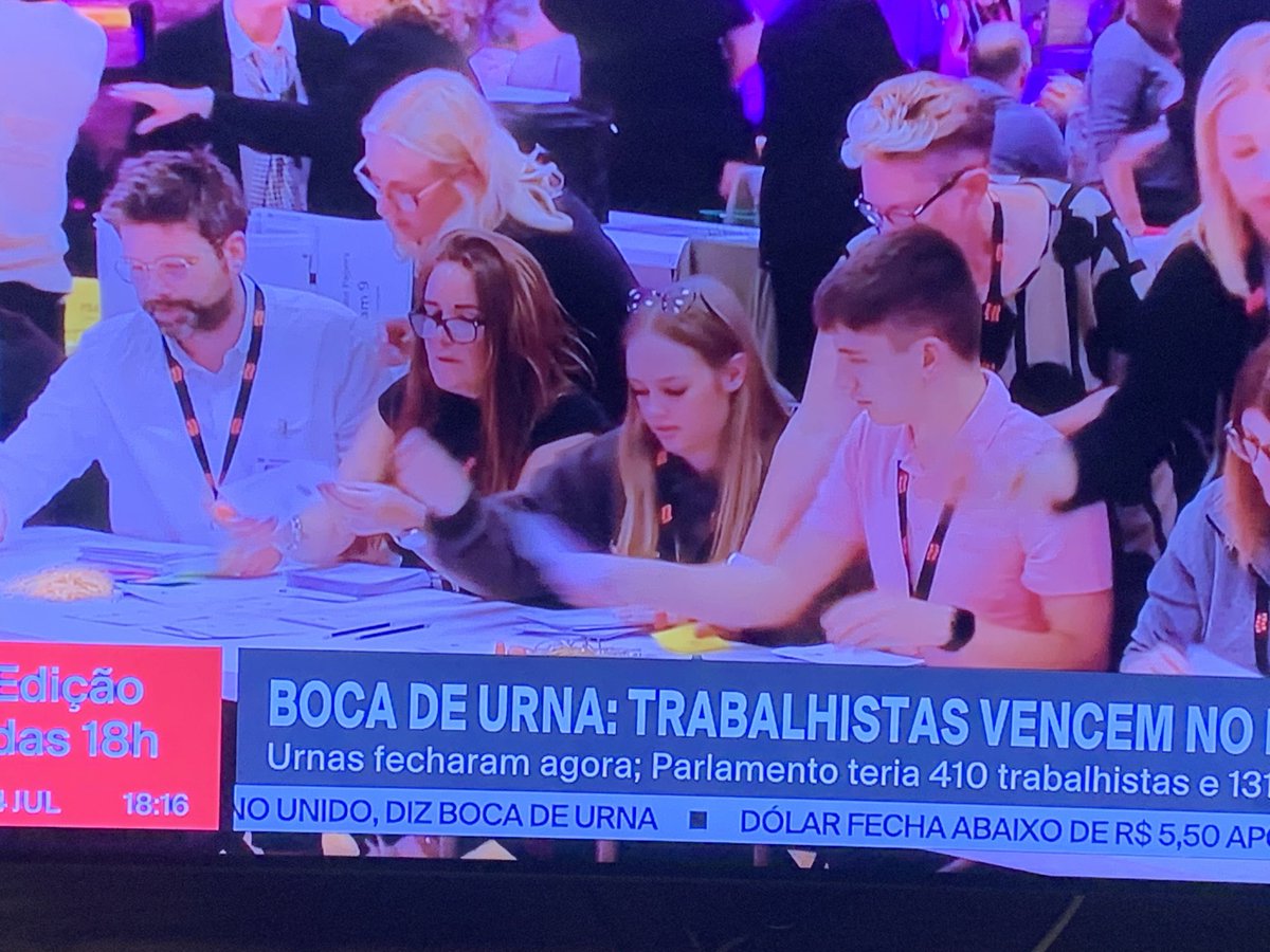 robsol64's tweet photo. No Reino Unido as eleições ainda são à moda antiga, no papel e contagem manual. Pobres ingleses, ainda estão na idade da pedra. https://t.co/YWIJ6k3Ryl