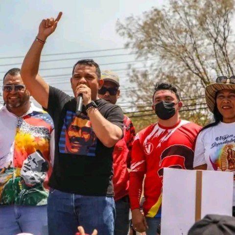 Inicio de campaña en La Vela avizora triunfo del Gallo Pinto en Falcón
Para expresar el respaldo rotundo al gallo de la revolución, Nicolás maduro, el pueblo de los municipios Colina, Zamora Píritu, Miranda instagram.com/tricolor105.5f…