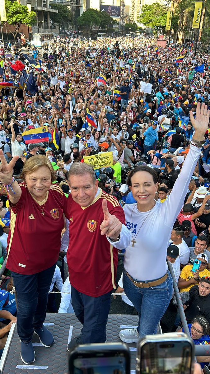 unidadvenezuela's tweet photo. La determinación que sentimos hoy en las calles de Caracas y de todo el país nos llevarán a tener un nuevo presidente el 28 de julio. Vamos, vamos, #VenezuelaConEdmundo y con nuestra líder @MariaCorinaYA. #VamosAGanar. https://t.co/Wf9v7Fmy3V