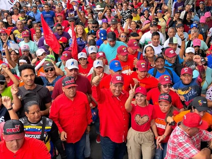 EMASTRU's tweet photo. Una avalancha de pueblo colmó a Boconó, Trujillo y Valera en respaldo a nuestro Gallo Pinto, @nicolasmaduro. La fuerza combativa de @Emastru una vez más salió en apoyo al candidato presidencial de la esperanza, demostrando su amor y lealtadcon la Revolución.

#VenezuelaVaConTodo https://t.co/dNw0QBQCOW