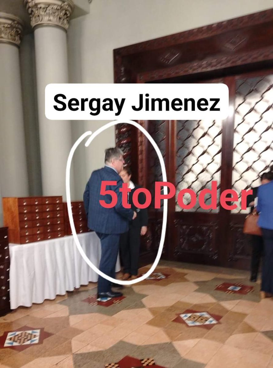 5toPoderSM's tweet photo. OTRA REUNION SECRETA PARA PRESIONAR LA AMPLIACIÓN PRESUPUESTARIA

INFORMACIÓN CLASIFICADA

Bernardo Arévalo sigue necio con presionar a varios sectores para que lo ayuden a solicitar al Congreso de la República un aumento presupuestario de Q14 mil 500 millones, teniendo más de Q115 mil millones que no han gastado.

Este miércoles 3 de julio, fueron convocados los alcaldes de los pueblos indígenas, para reunirse con Bernardo, Karin Herrera, y todos los ministros de Estado.

El motivo es el mismo que los semilleros utilizan si no les aprueban el presupuesto realizar manifestaciones en todo el país.

SECRETA

A nuestro reportero que cubre la fuente, se le vedó el ingreso al Salón Banderas de Palacio Nacional, lugar donde se realiza la extorsión.

Se observó que el bachiller Jonathan Menkos ministro de Finanzas fue uno de los pri.eros en ingresar.

CONTINUARÁ...