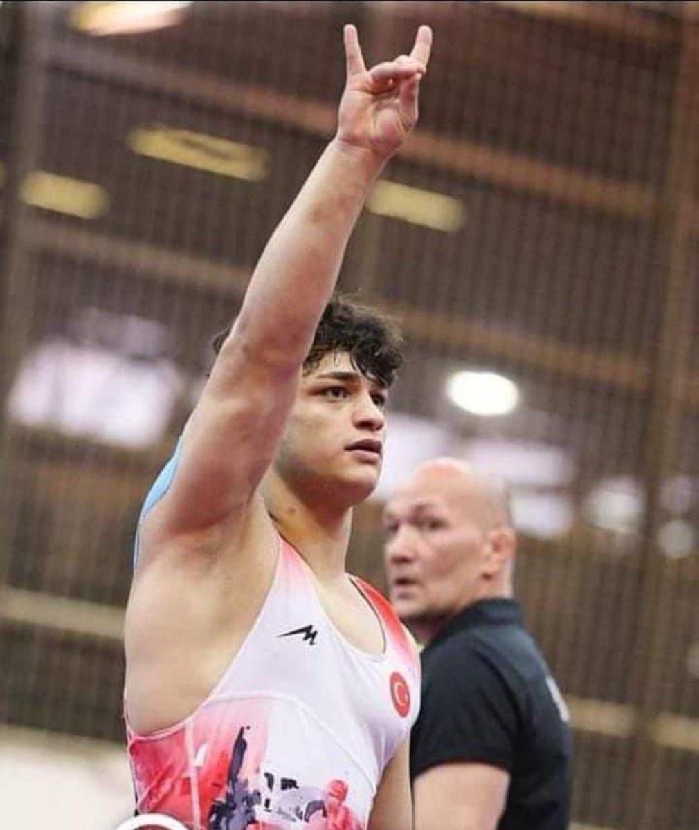 Milli takım oyuncumuz Merih Demiral'dan sonra, Avrupa şampiyonu olan milli güreşçimiz Alperen Berber de bozkurt işareti yaptı. 

Kudurun ulan kudurun! 
Bozkurtlar her yerde! 🤘🇹🇷

#AsBayraklarıAs #UefaMafia