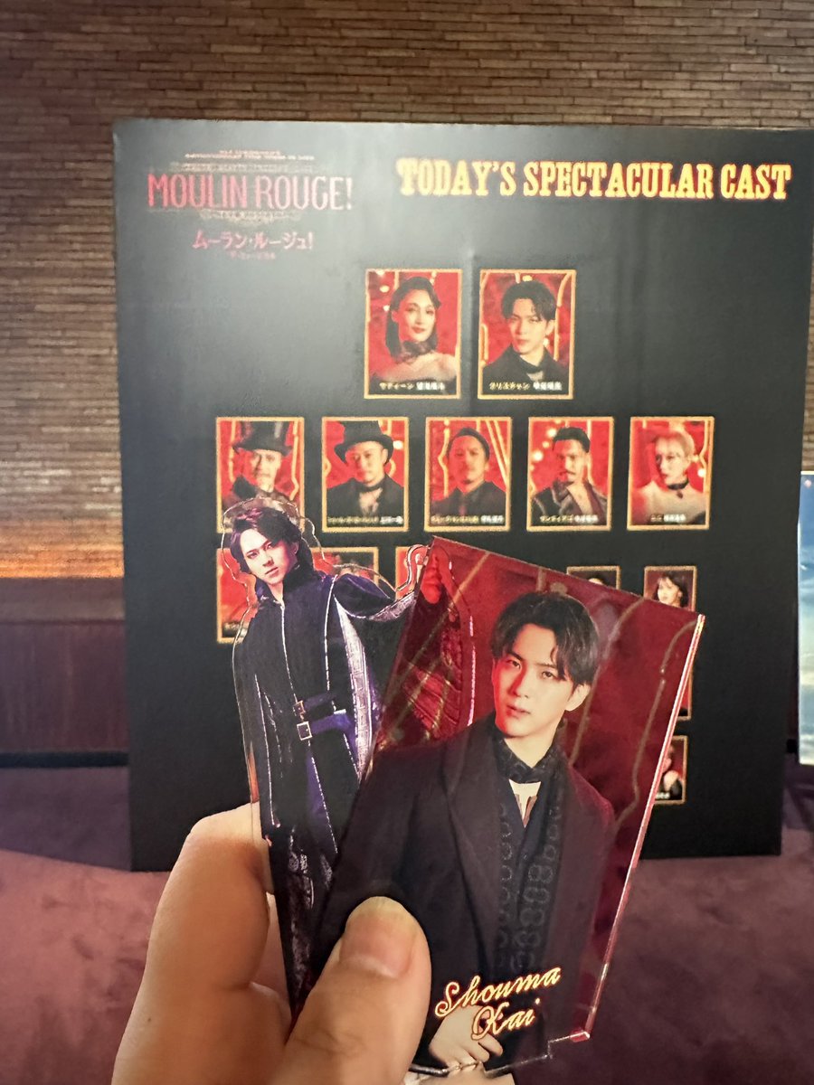 TheBest_Musical's tweet photo. #ムーランルージュザミュージカル

2人のクリスチャンの違い(細かい部分)
ネタバレと個人的な見解になります。🙇

芳雄クリスチャン
トゥールーズ達とのOPのナンバーを歌い上げた後、客席を煽りまくってくれた上で
「なんて凄いんだ」と言ってくれる。

象の部屋でのサティーンとの掛け合いで
「じゃあ、僕と星を旅しよう」
「バカなの？」
「そうなんだ」で笑いが起きる

ラストのクリスチャンの
「僕を見てサティーン😭　僕を見てサティーン😭　なんの為に生きればいい？」
芳雄さんの声質と台詞が絶妙にマッチしていて芳雄さんの方がより泣けます。

甲斐クリスチャン

象の部屋で
「シンガーソングライター」の台詞を流暢な発音で言ってくれてクスッとさせられる。

客席にケツを出す場面では毎回何かしらのアドリブを(私が見た2回は)入れてくれる。

2幕冒頭の客席へ語り掛けるシーン(初恋シート)は甲斐くんの方がよりドキッとさせれます。

それぞれの違いを出すために2人が意図的に行なっているのかたまたまかは分からないですが結論を言うとどちらのクリスチャンも最高という事で異論はないです。🙇