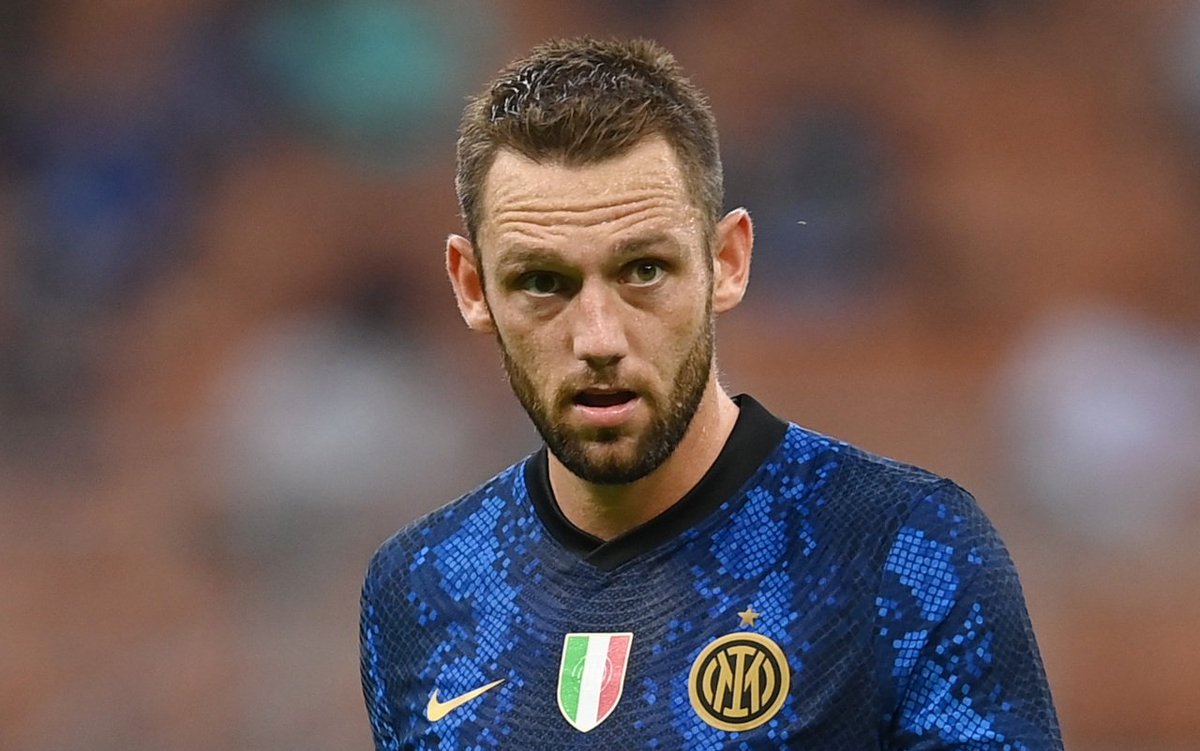 🚨🟡⚫️ - According to <a href="/FaresAlfazi/">فارس الفزي</a>,
Al-Ittihad and Inter Milan defender Stefan de Vrij are close to reach an agreement.

#Transfers #SPL