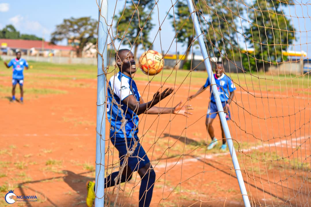 StarHabiibz's tweet image. #Habiibz | 9/10
It's not Tai-kondo or Kung Fu soccer ,🤣🤣 just the boys of @NganwaFL are hard on the ball.

#JoinNganwa 
Photos by: 📸 #PhotoOne (Shadrack)